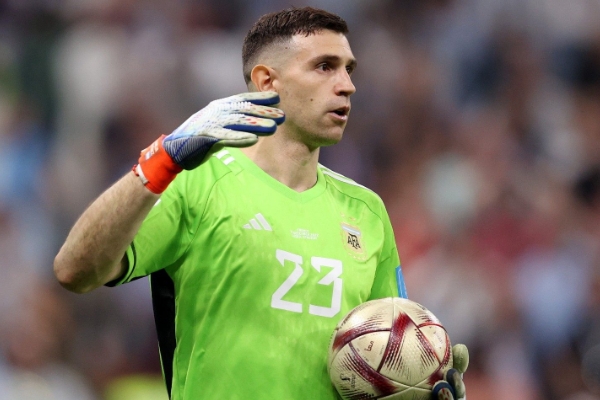 莫佩調(diào)侃撞傷萊諾成就大馬丁：“難道他不應(yīng)該對我心存感激嗎？”